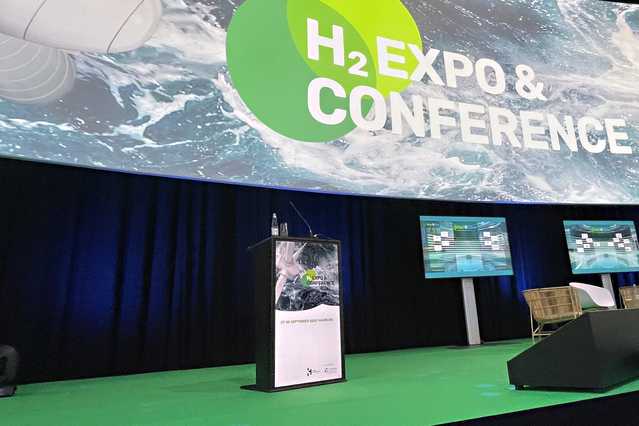 Rednerpult auf H2 Expo Ausschnitt Rednerpult auf H2 Expo Ausschnitt
