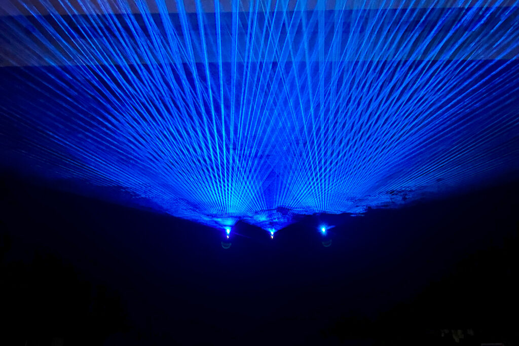 Strahlenfeuerwerk bei Lasershow blau 1